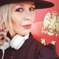 Niki Dé Saint.