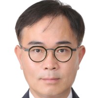 Jong Guen Lee