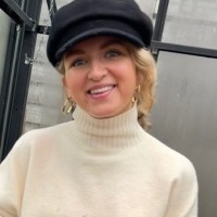 Anne V.