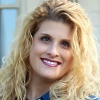 Holly Lyon