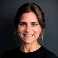 Sara Wilson, Ais, Ains