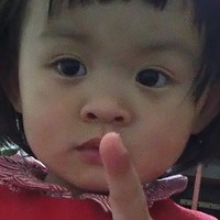 高举笑