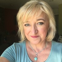 Laura J Anderson