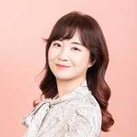 Yuna (이유나) Lee