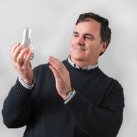 César B.