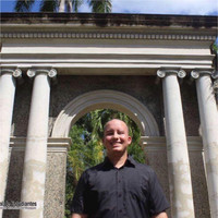 Kenneth González
