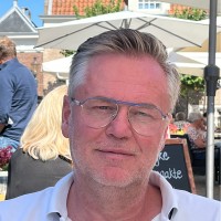 Ronald M Straks