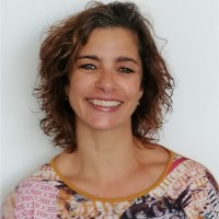 Cláudia M.