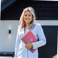 Julie van den Bout RM RT