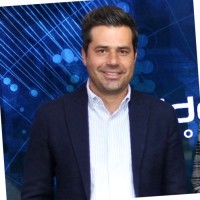 Roberto, Isaac Rosas