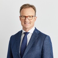 Dr Lachlan Henderson