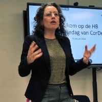 Nelleke L.