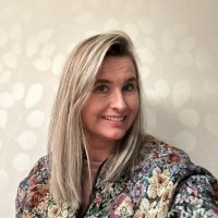Suzanne De Jong
