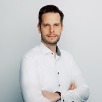 Lars T.