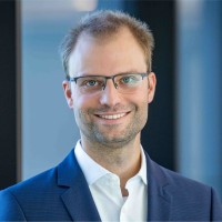 Dr. Lukas D. Schuchardt