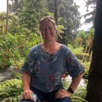 Dr Elisabeth Adams