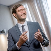 Dr. Christian Rave