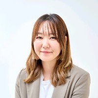 Min Ji K.