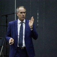 Dr Stephen Holmes