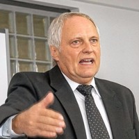 Dr. Manfred Bernhardt