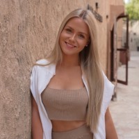 Celine NadolnyCeline Nadolny is an Influencer