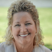 Mary Jo Violett, Pa