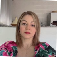 Linda Bouchelarem