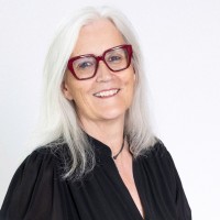 Dr Marianne de Pierres