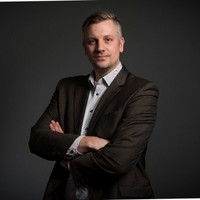 Dr. Christian Loyek