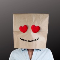 Muž s pytlíkem na hlavě