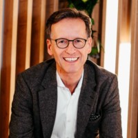 Dr. Ulrich Ackermann