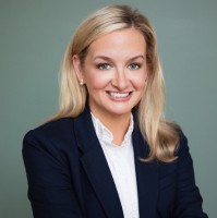 Lindsey J Woerther