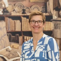 Dr. Anne Viola Siebert