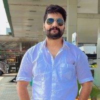 Adil Almas मोदी का परिवार