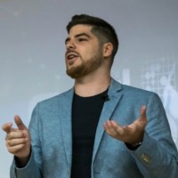 Víctor M López Rueda