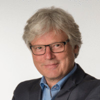 Robert J Damstra