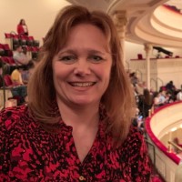 Angela Geary Au, Ais, Ains, Asli