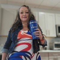 Renee Holmes, Tas