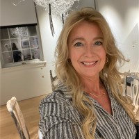 Vicki R