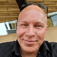 Lee J Hollyman