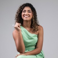 Nívia Alves