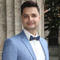 Dr. Daniel Molnar