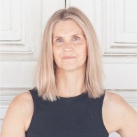 Jacquie Dealtry, Cahri