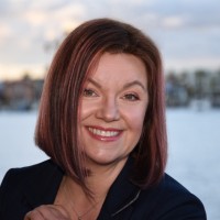 Kat Janowicz (Yah-NOH-vich)