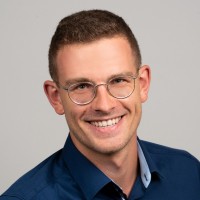 Simon R.