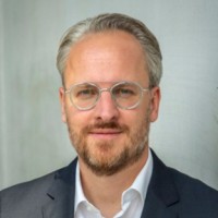 Dr. Oliver Kase