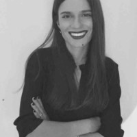 Kelly Louki, Acca