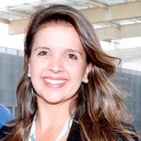 Juliana Pires Hold