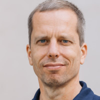 Dr. Robert André