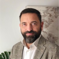 Luis MacKinnon